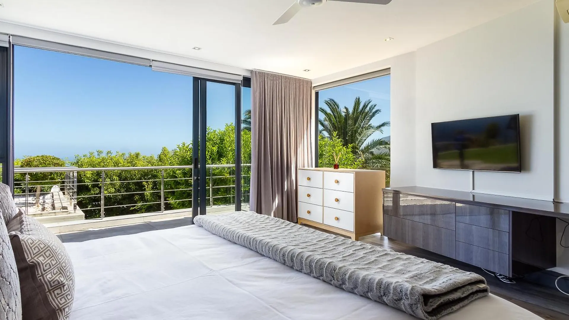 Horizon Sunset Camps Bay Apartment In Cape Town - 2 Bedroom 3 Bathroom No Powercuts