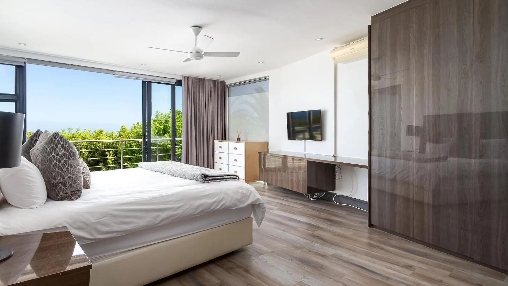 Horizon Sunset Camps Bay Apartment In Cape Town - 2 Bedroom 3 Bathroom No Powercuts