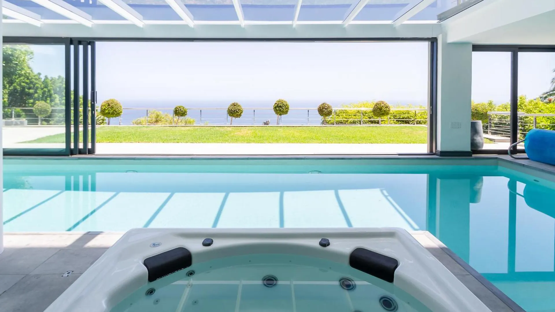 Horizon Sunset Camps Bay Apartment In Cape Town - 2 Bedroom 3 Bathroom No Powercuts