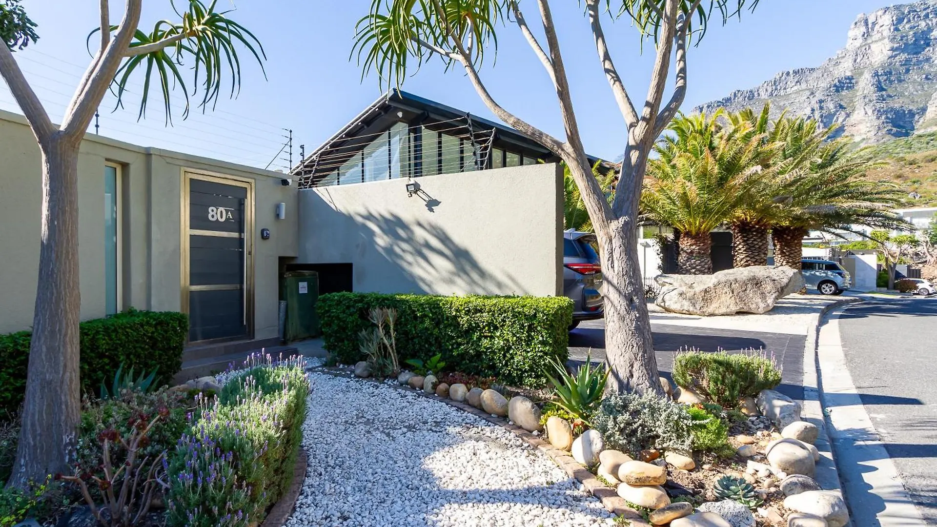 Horizon Sunset Camps Bay Apartment In Cape Town - 2 Bedroom 3 Bathroom No Powercuts